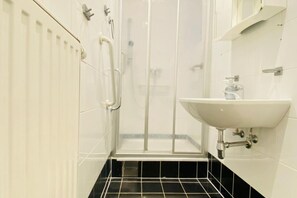 Dusche, Haartrockner, Handtücher, Seife