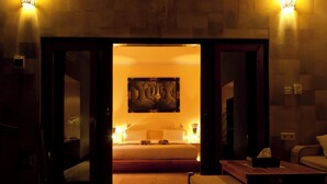 Une chambre d’hôtel avec un lit, des tables de chevet, un tableau au mur et une vue sur la pièce.