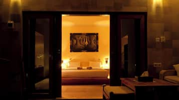 Deluxe Room, Pool View | 1 bedroom, in-room safe, desk, laptop workspace