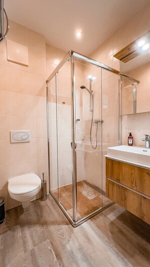 Shower, hair dryer, towels - Room 'Sylpaulerhof-Dz Deluxe' with Mountain View and Wi-Fi (St Michael im Lungau)