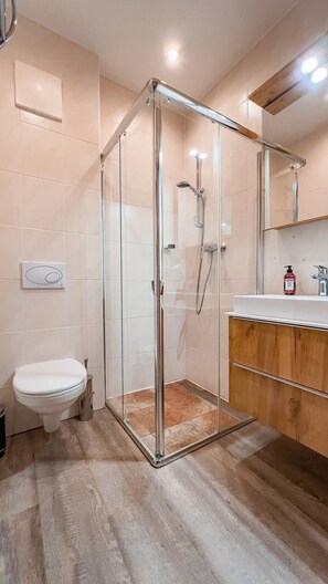 Shower, hair dryer, towels - Room 'Sylpaulerhof-Dz Deluxe 82' with Mountain View and Wi-Fi (St Michael im Lungau)