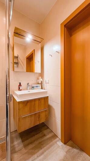 Shower, hair dryer, towels - Room 'Sylpaulerhof-Dz Deluxe 82' with Mountain View and Wi-Fi (St Michael im Lungau)