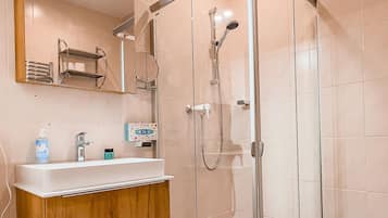 Shower, hair dryer, towels