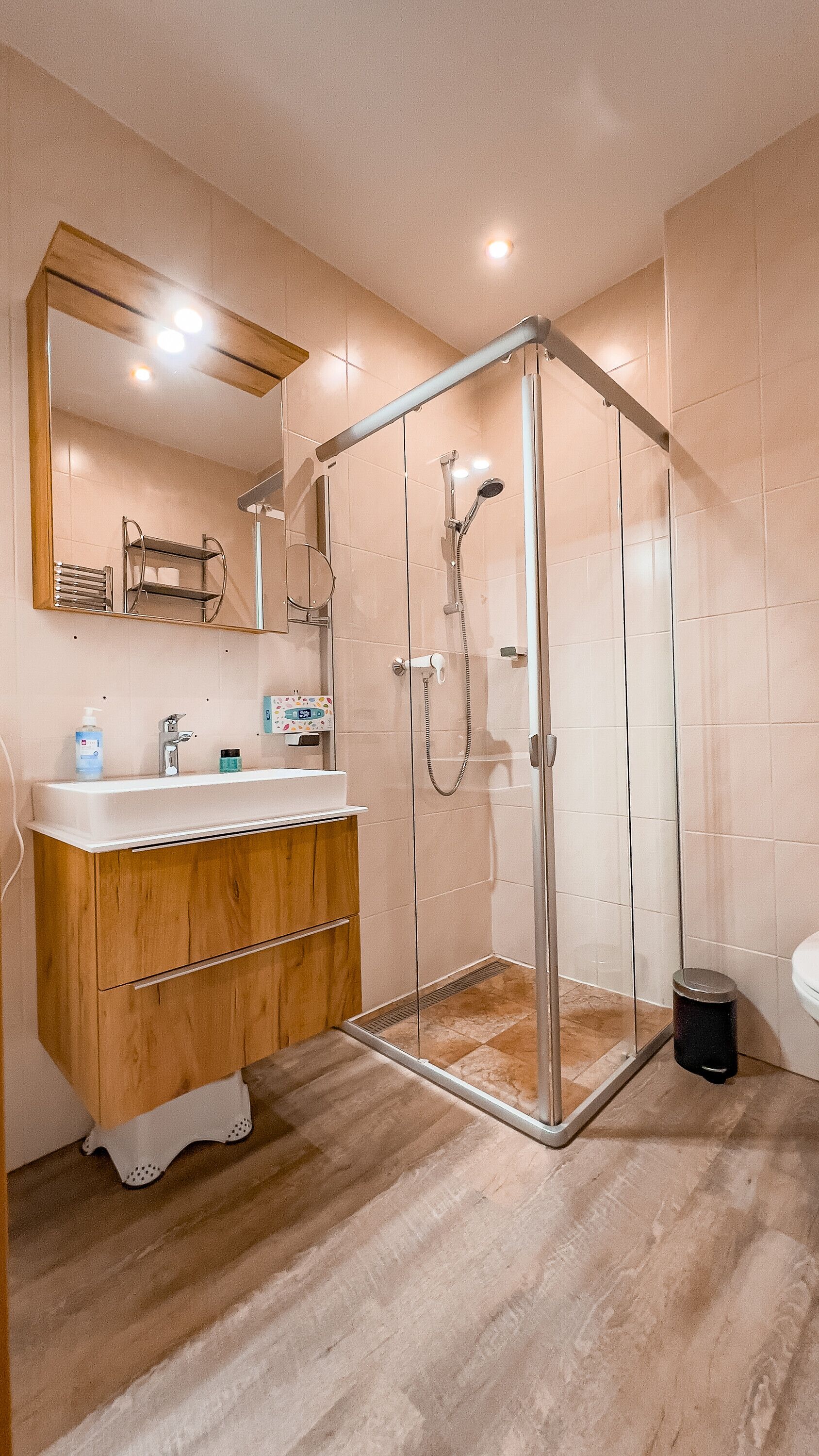 Douche, sèche-cheveux, serviettes fournies