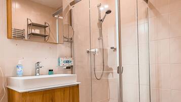 Regadera, secadora de cabello, toallas