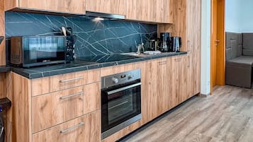 Refrigerador, microondas, horno y parrilla de estufa