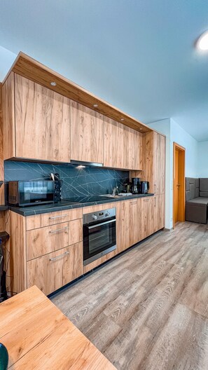 Fridge, microwave, oven, stovetop - Apartment 'Sylpaulerhof Aparthotel - Deluxe 8' with balcony (St Michael im Lungau)