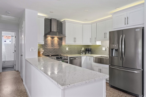 Geladeira, micro-ondas, fogão, cooktop