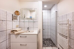 Shower, hair dryer, towels