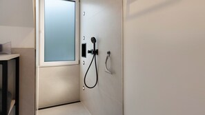 Dusch, hårtork och handdukar