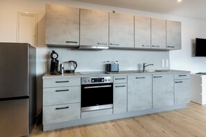 Fridge, oven, stovetop, dishwasher