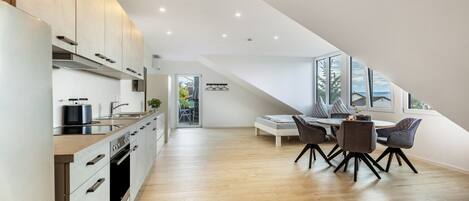 Fridge, oven, stovetop, dishwasher