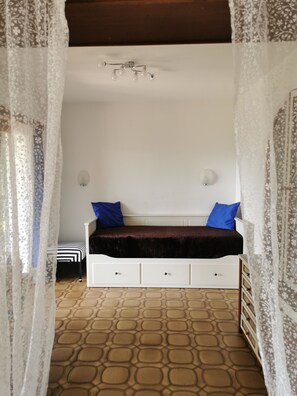 1 bedroom, bed sheets - Apartment 'Right' with Shared Garden (Schiefling am See)