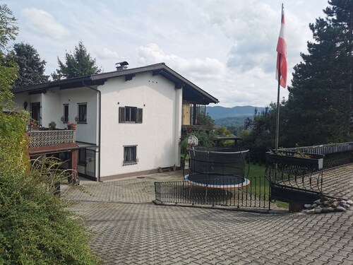 Appartement 'Apartement Left' avec terrasse privée et jardin partagé