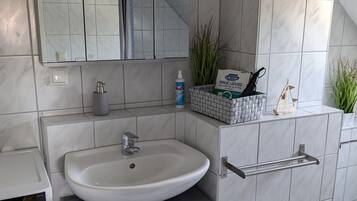 Een douche, een haardroger, handdoeken