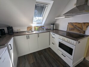 Kylskåp, mikrovågsugn, ugn och spishäll