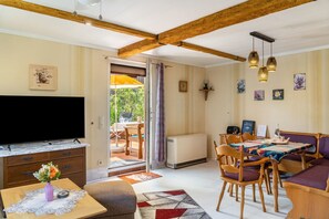 Interior - Vacation Home "Ulbrich" with Private Terrace, Balcony & Wi-Fi (Neudrossenfeld)