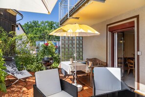 Outdoor dining - Vacation Home "Ulbrich" with Private Terrace, Balcony & Wi-Fi (Neudrossenfeld)