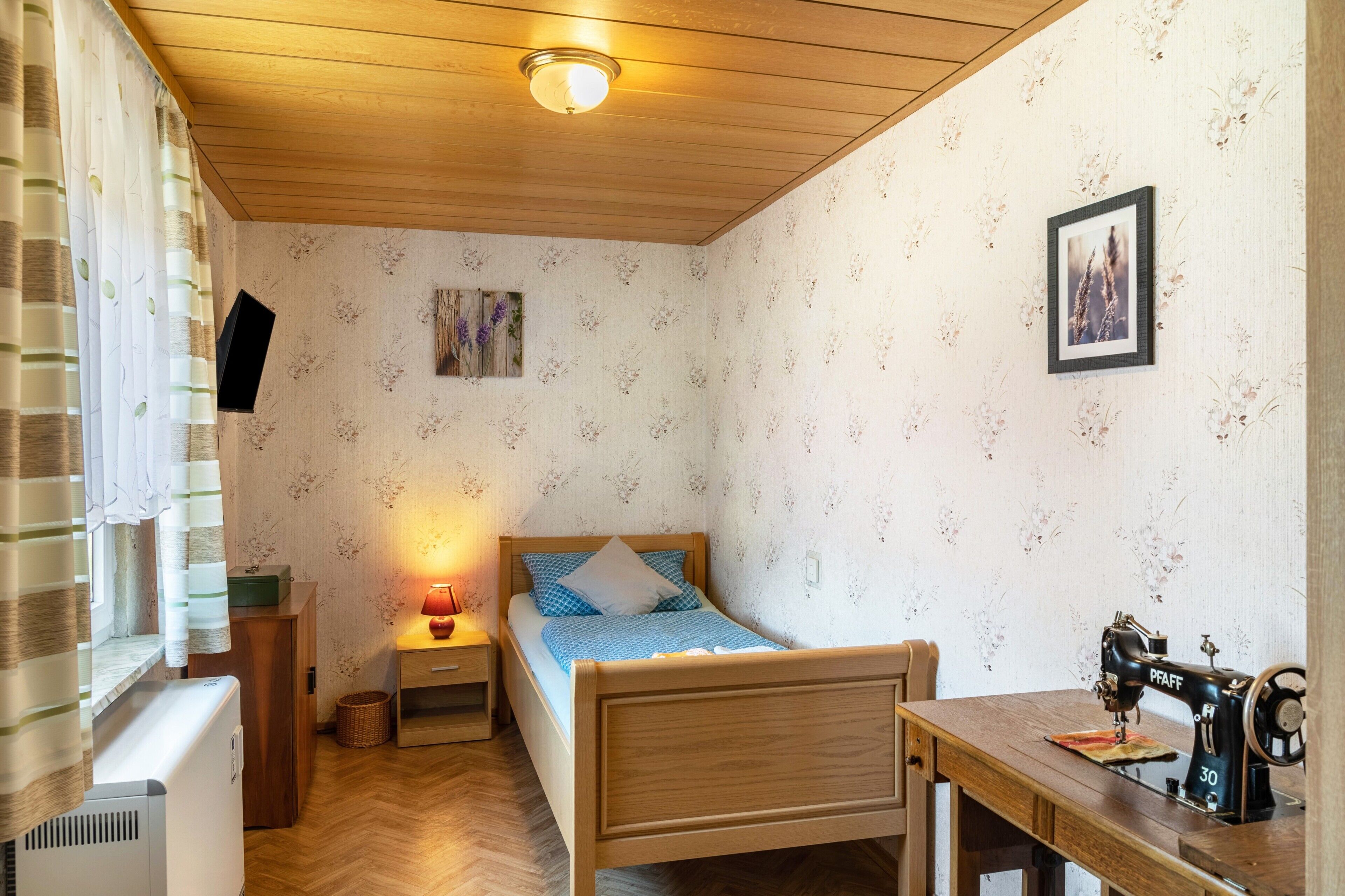 3 slaapkamers, een strijkplank/strijkijzer, gratis wifi, beddengoed