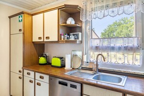 Coffee/tea maker, fridge, microwave, oven - Vacation Home "Ulbrich" with Private Terrace, Balcony & Wi-Fi (Neudrossenfeld)