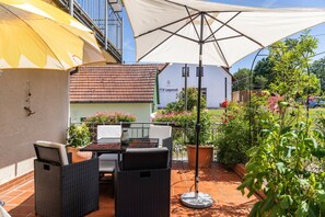 Outdoor dining - Vacation Home "Ulbrich" with Private Terrace, Balcony & Wi-Fi (Neudrossenfeld)