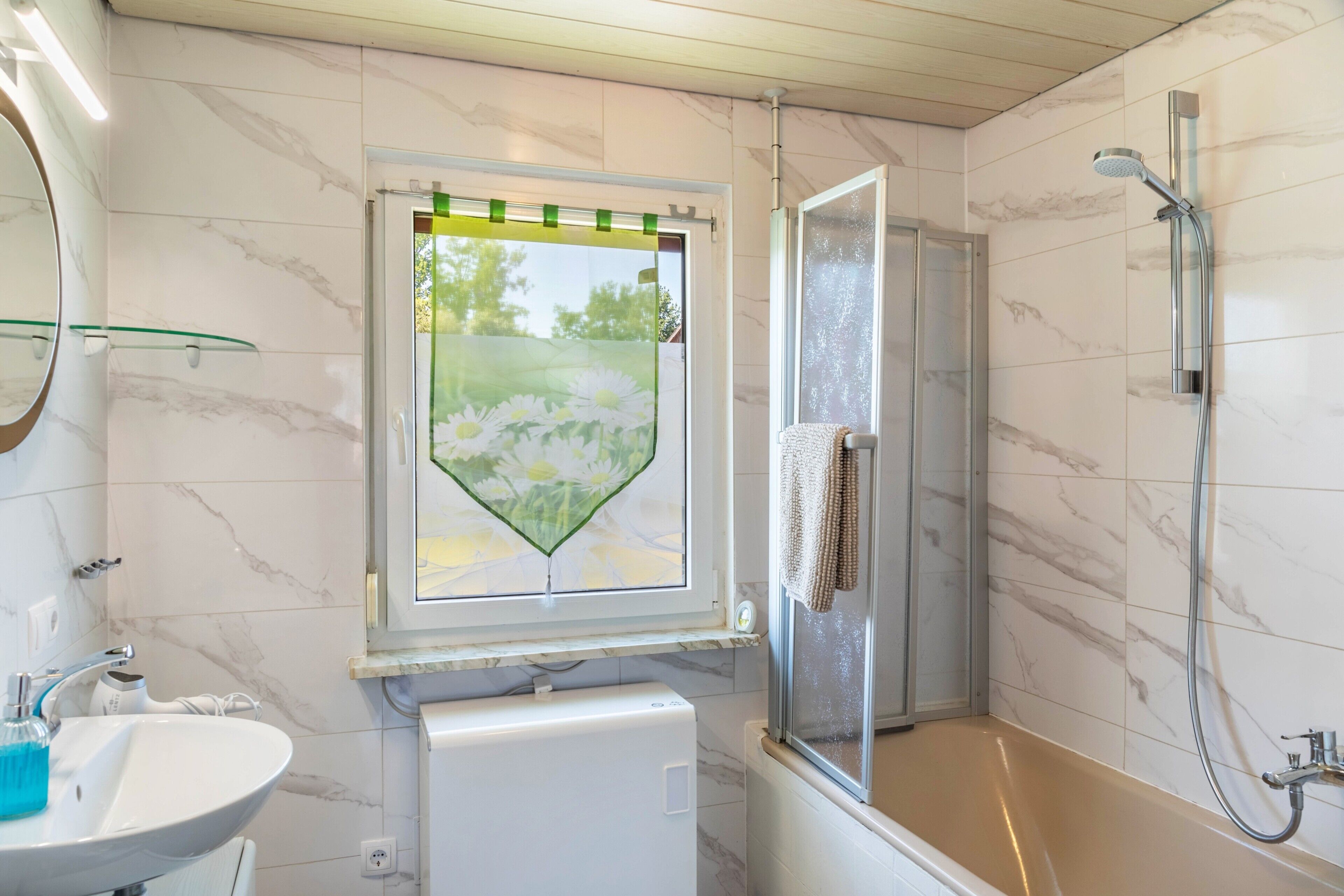 Dusche, Haartrockner, Handtücher