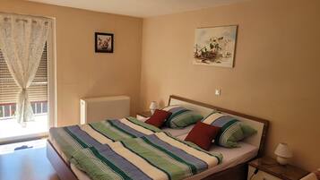 3 bedrooms, iron/ironing board, free WiFi, bed sheets