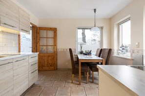 Dining - Apartment 'Ferienwohnung Achterdöör' with Private Terrace, Private Garden and Wi-Fi (Barkenholm)