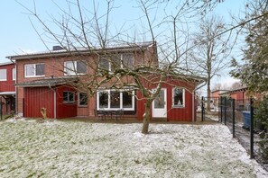 Exterior - Apartment 'Ferienwohnung Achterdöör' with Private Terrace, Private Garden and Wi-Fi (Barkenholm)