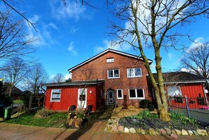 Exterior - Apartment 'Ferienwohnung Achterdöör' with Private Terrace, Private Garden and Wi-Fi (Barkenholm)
