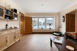 Interior - Apartment 'Ferienwohnung Achterdöör' with Private Terrace, Private Garden and Wi-Fi (Barkenholm)