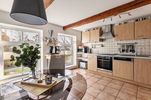 Een koelkast, een microgolfoven, een oven, een kookplaat