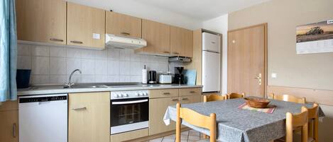 Fridge, oven, stovetop, dishwasher