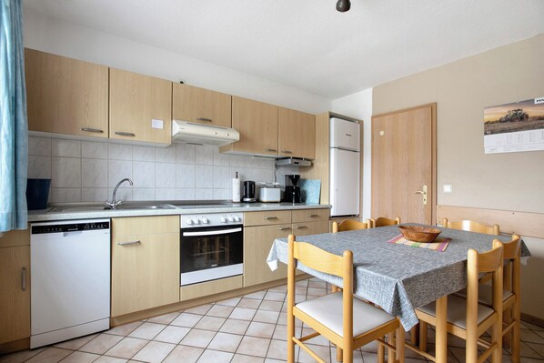 Fridge, oven, stovetop, dishwasher