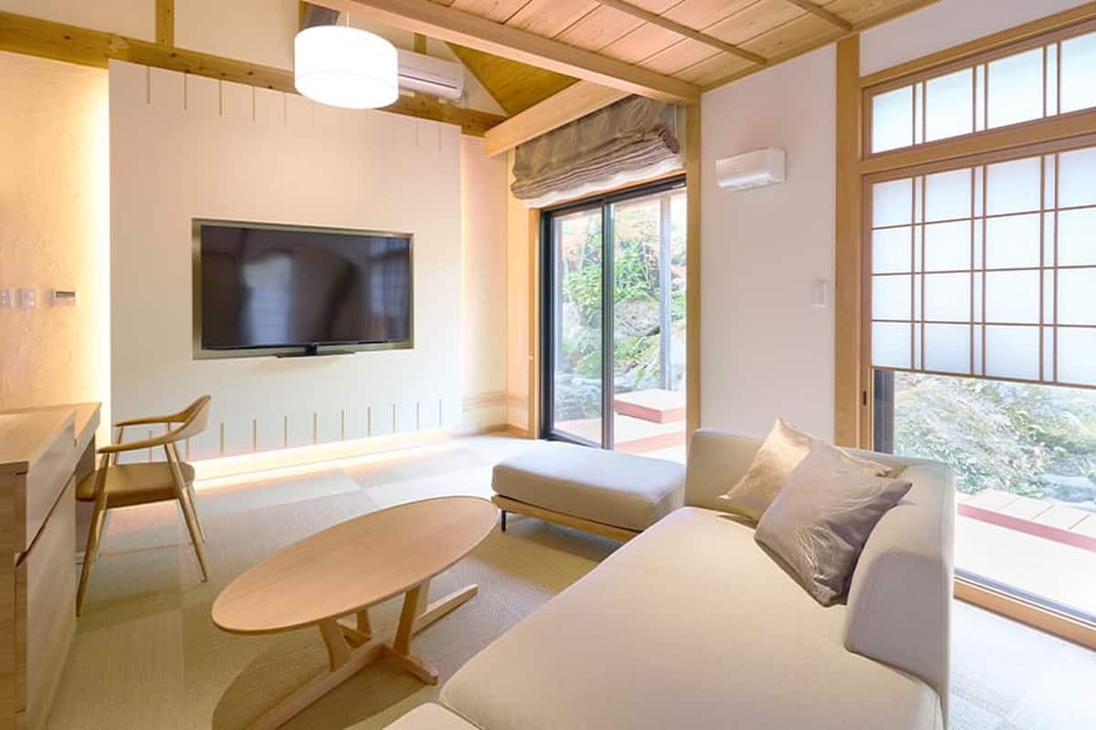 Luxury Twin Room | Free WiFi, bed sheets