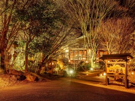 Fachada da propriedade à noite