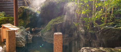 Habitación con 2 camas individuales | Baño | Tina y regadera independientes y tina con aguas termales