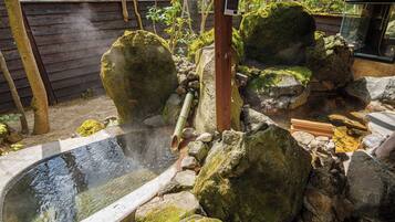 Deluxe Twin Room | Bathroom | Separate tub and shower, spring water tub, free toiletries, hair dryer