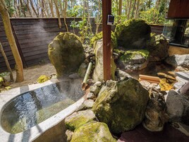 Chambre Deluxe avec lits jumeaux | Salle de bain | Baignoire et douche séparées, baignoire d'eau douce