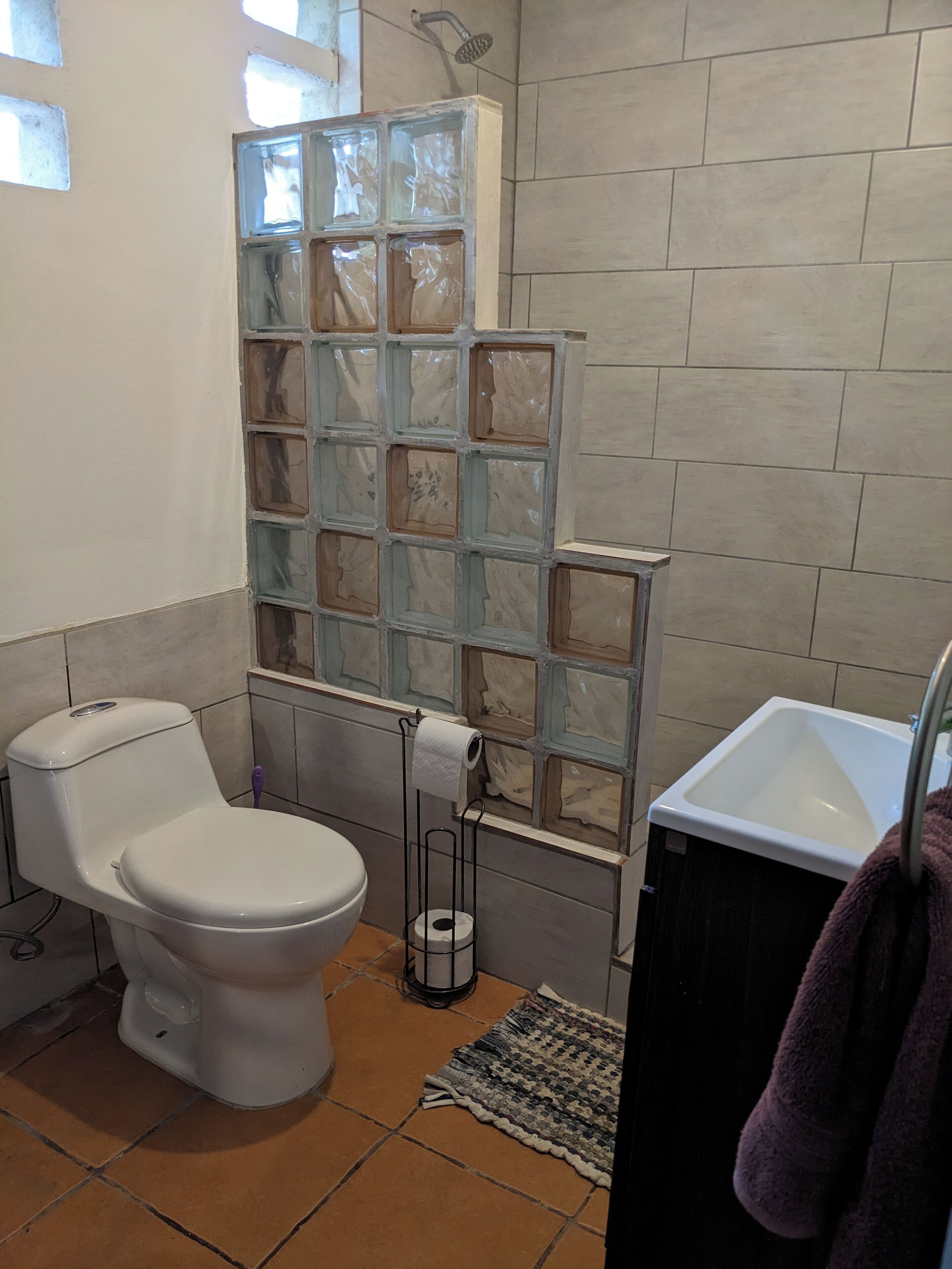 Douche, serviettes fournies, savon, papier toilette