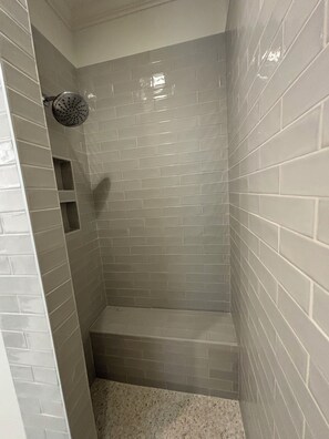 Douche, sèche-cheveux, serviettes fournies, savon