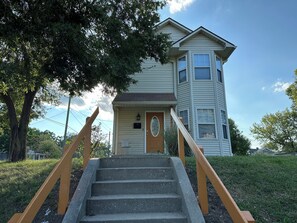 Exterior - The Butler Villa House 3BR w/Free Parking (Indianapolis)