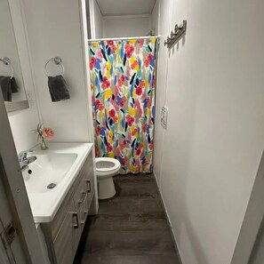 Dusj, håndklær, såpe og sjampo