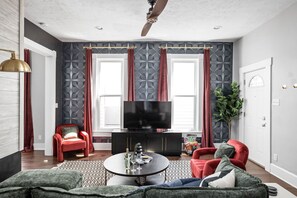 Smart TV, fireplace, table football, ping pong - Spacious 4-bedroom house in enchanting Indianapolis with BBQ, Games and FirePit (Indianapolis)