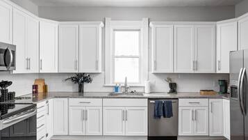 Geladeira, micro-ondas, fogão, cooktop