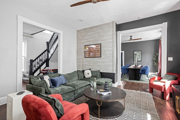 Smart TV, fireplace, table football, ping pong - Spacious 4-bedroom house in enchanting Indianapolis with BBQ, Games and FirePit (Indianapolis)