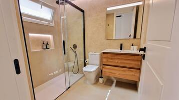 SĂšche-cheveux, serviettes fournies