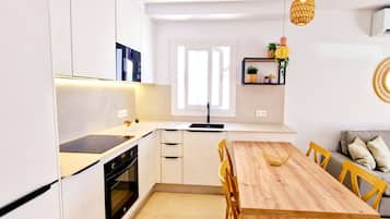 Réfrigérateur, micro-ondes, four, plaque de cuisson