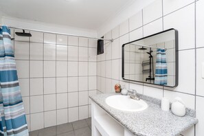 Shower, hair dryer, towels, soap - ¡A 1 Cuadra de la Playa! Apartamento en Condominio, Playa Tamarindo (Tamarindo)