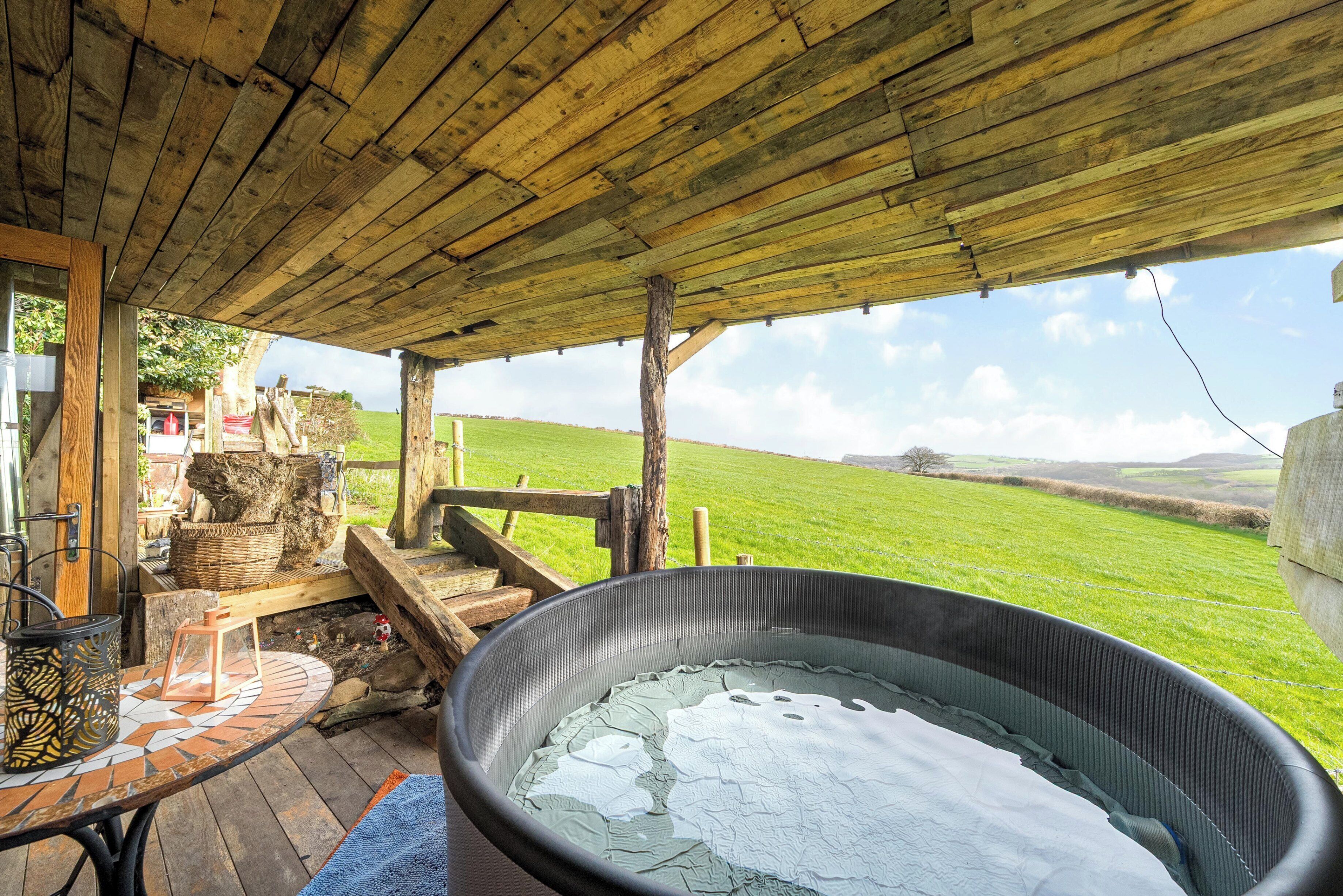 Outdoor spa tub